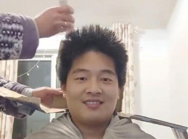 江苏一男子被隔离在家发型遭到调侃,随后用宠物工具“冲动”理发 江苏一男子被隔离在家发型遭到调侃,随后用宠物工具“冲动”理发