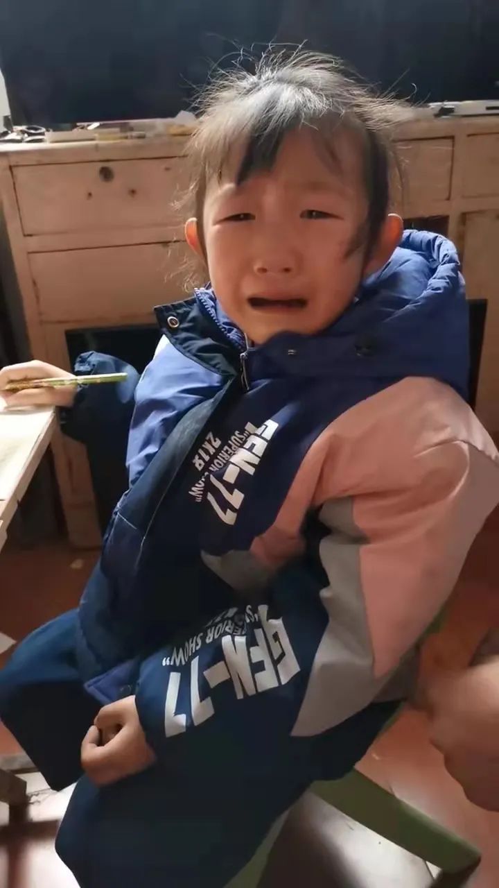 作业被小狗撕了，小学生崩溃大哭，妈妈告诉老师，老师的做法亮了(图2)