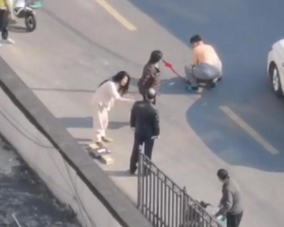 南京未拴绳宠物狗冲上马路被车撞死，女主人坐路中央痛哭如丧考妣