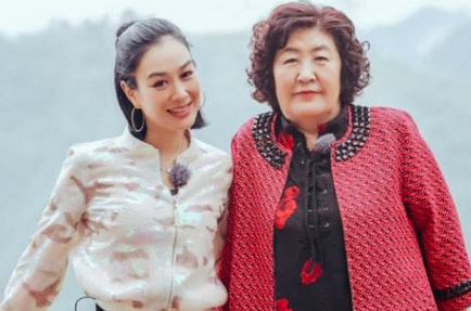 钟丽缇一家又连麦,婆婆用宠物狗暗示生四胎 钟丽缇一家又连麦,婆婆用宠物狗暗示生四胎