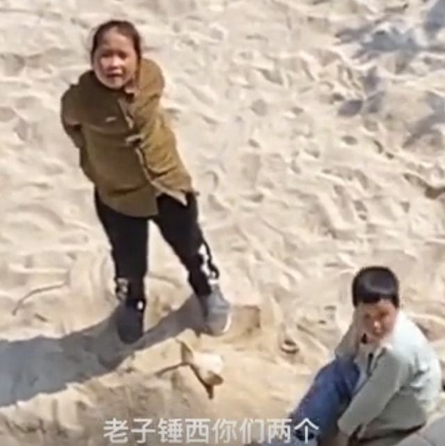 贵州孩子趁爸妈不在把狗埋在沙坑,爸爸崩溃,再晚一步碑都立好了 贵州孩子趁爸妈不在把狗埋在沙坑,爸爸崩溃,再晚一步碑都立好了