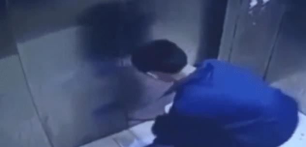 男孩利用电梯吊死宠物狗，引起众怒，家长却责怪物业曝光视频