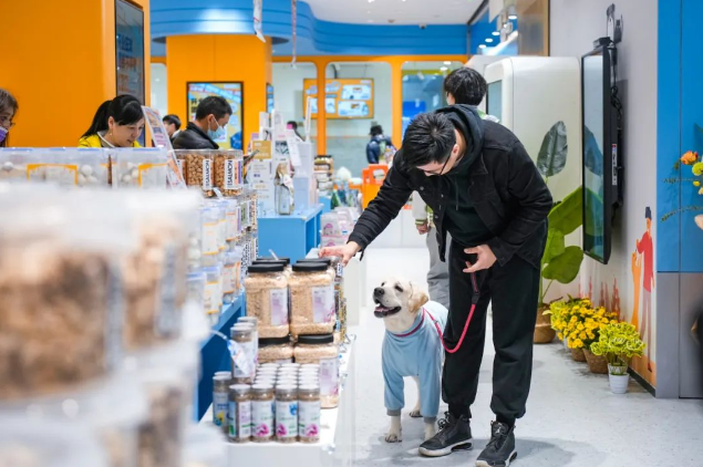 购物中心的新「宠」,月销百万的狗道以大店错位竞争 购物中心的新「宠」,月销百万的狗道以大店错位竞争