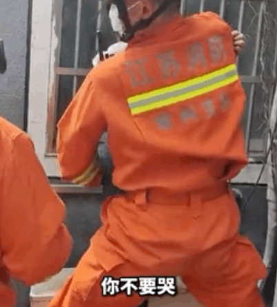 小女孩钻防护架救狗被困,哭着请求消防员:“叔叔,能不能先救狗狗?” 小女孩钻防护架救狗被困,哭着请求消防员:“叔叔,能不能先救狗狗?”