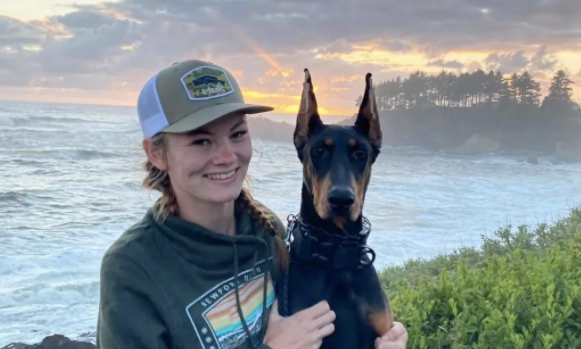 杜宾犬玩飞盘时掉进河里，主人傻眼：说好的聪明犬种呢？