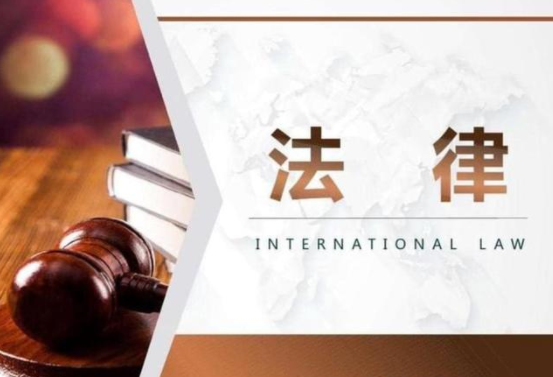 女子遛狗不牵绳竟使唤狗咬人,被拘后称：舔她的肉夹馍却打我的狗