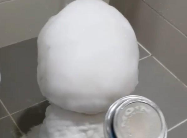 淋浴室出現雪人水冲都不溶化?见到浴室镜子里的实情我笑了,狗狗萌炸掉