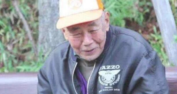哈士奇年纪大了走不动路,七旬老人每日带它散散步,好贴心!