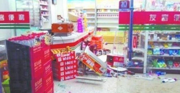 昨天晚上喝醉酒忘掉把哈士奇关入铁笼,今早已赔了五千块,这狗真的想要 昨天晚上喝醉酒忘掉把哈士奇关入铁笼,今早已赔了五千块,这狗真的想要