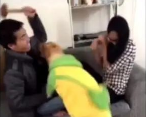 见到男主人拿锤子,一手锤向女主人,狗狗立即急了! 见到男主人拿锤子,一手锤向女主人,狗狗立即急了!