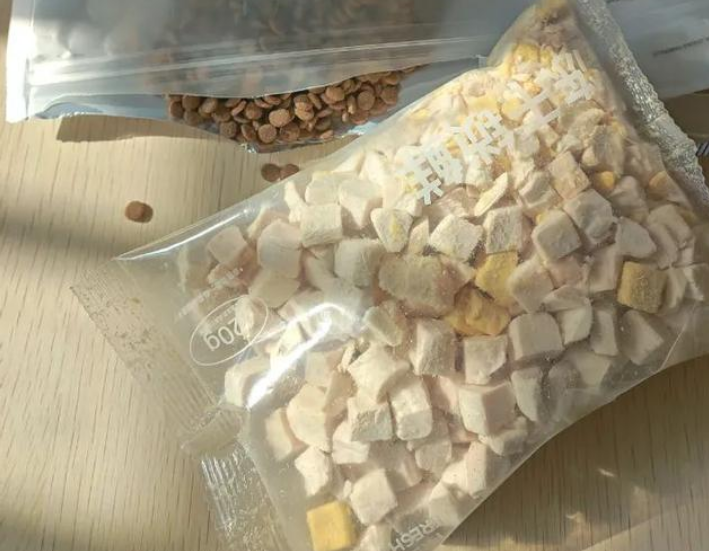 号称“高肉猫粮守门员”的阿飞和巴弟E76,真的名副其实吗? 号称“高肉猫粮守门员”的阿飞和巴弟E76,真的名副其实吗?