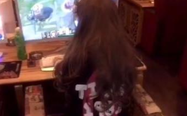 金毛打扮成女孩去网吧, 简直就是背影杀手, 太美了!
