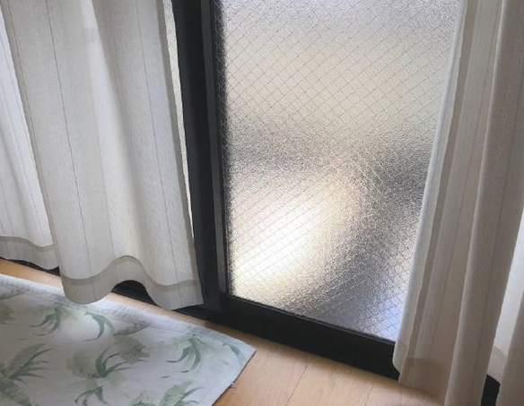 小狗很喜欢晒太阳，先晒屁股再翻面晒人体，想像自身在荷包蛋吗？