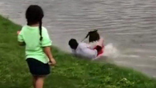 狗狗拼了命冲入河里,男孩还想要拽它回家,結果被活生生拉下水了! 狗狗拼了命冲入河里,男孩还想要拽它回家,結果被活生生拉下水了!