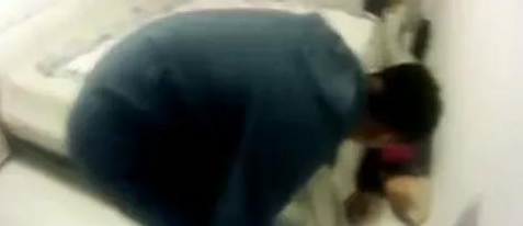 半夜街坊家狗子狂叫,警察打开门一看…好险! 半夜街坊家狗子狂叫,警察打开门一看…好险!