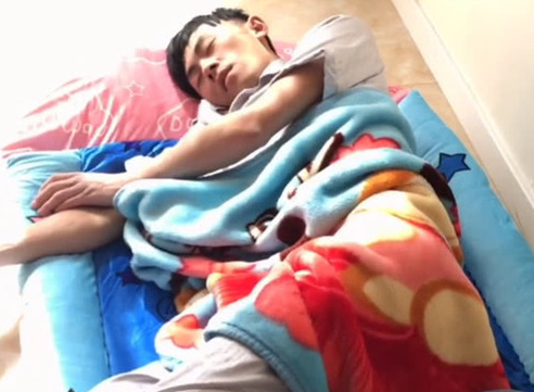 狗狗四兄弟躺在床上睡，回过头看男主角在沙发上睡，谁影响力高很显著了