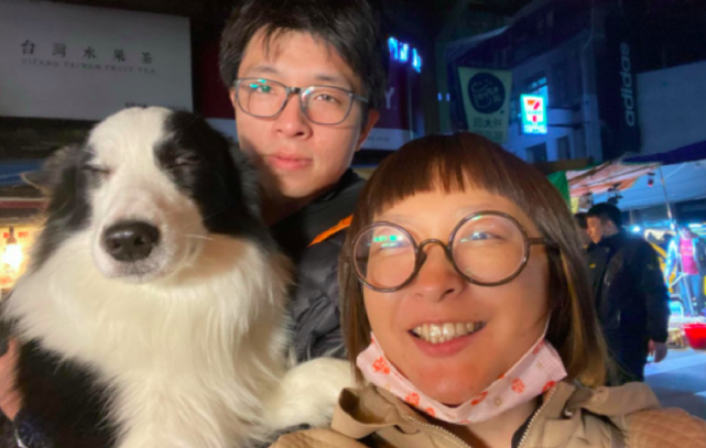 主人想和边牧合照，它却很不配合地闭到了双眼：是否可以使先弄吃的
