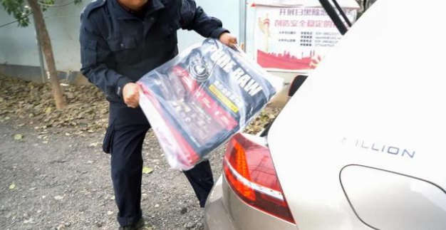 倍内菲“探秘”陕西警犬基地,启动“倍ai计划”暖冬行动 倍内菲“探秘”陕西警犬基地,启动“倍ai计划”暖冬行动