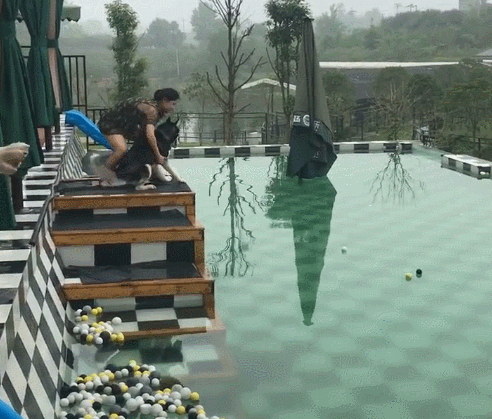 哈士奇被丢入游泳馆，靠港的那一瞬间，姿势把人笑翻！
