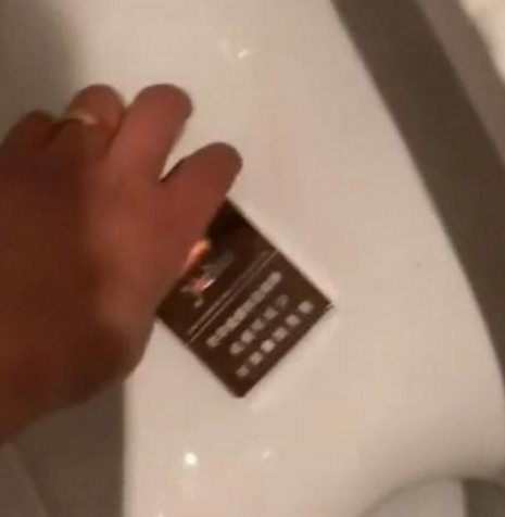 主人让金毛帮助拿烟,却见它迟迟不来,以往一看主人气到难受想哭 主人让金毛帮助拿烟,却见它迟迟不来,以往一看主人气到难受想哭