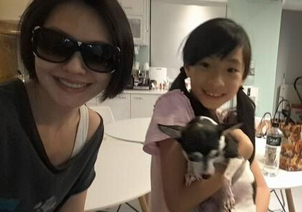 小S以身作则教女儿救狗 被赞“好妈妈”