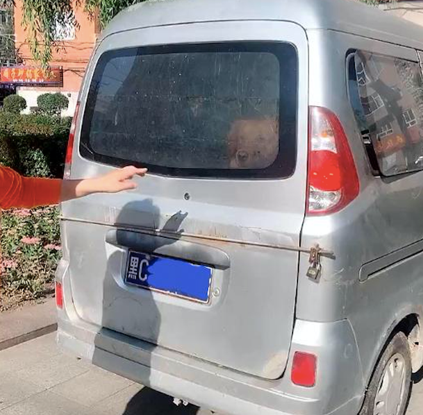 金毛被锁在废料小货车，阿姨轮流执勤终寻找主人，缘故令人很蒙蔽