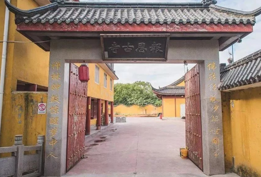 生活在古寺里的猫狗，常年听高僧念经一脸“佛”相，网友：看来熏陶不浅