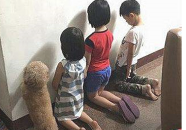 宝宝正和狗狗玩乐，被亲了一下后小表情太逗了：这味道太上头了