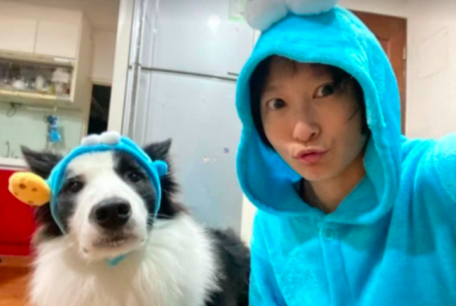 主人想和边牧合照，它却很不配合地闭到了双眼：是否可以使先弄吃的