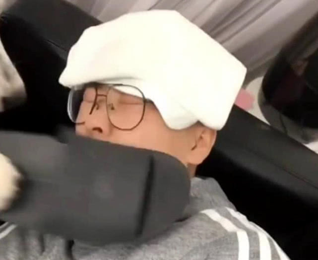 男子平常总打金毛狗狗,金毛狗狗趁他得病去对付,叼起凉拖就往脸部打 男子平常总打金毛狗狗,金毛狗狗趁他得病去对付,叼起凉拖就往脸部打