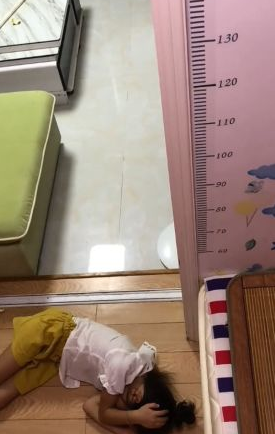狗狗眼见小主人在地面上睡觉了,接下去的行为,令人内心一阵暖 狗狗眼见小主人在地面上睡觉了,接下去的行为,令人内心一阵暖