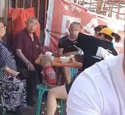 网友和盆友去玩，却察觉自己和一只狗狗撞衫了，也太尴尬了吧！