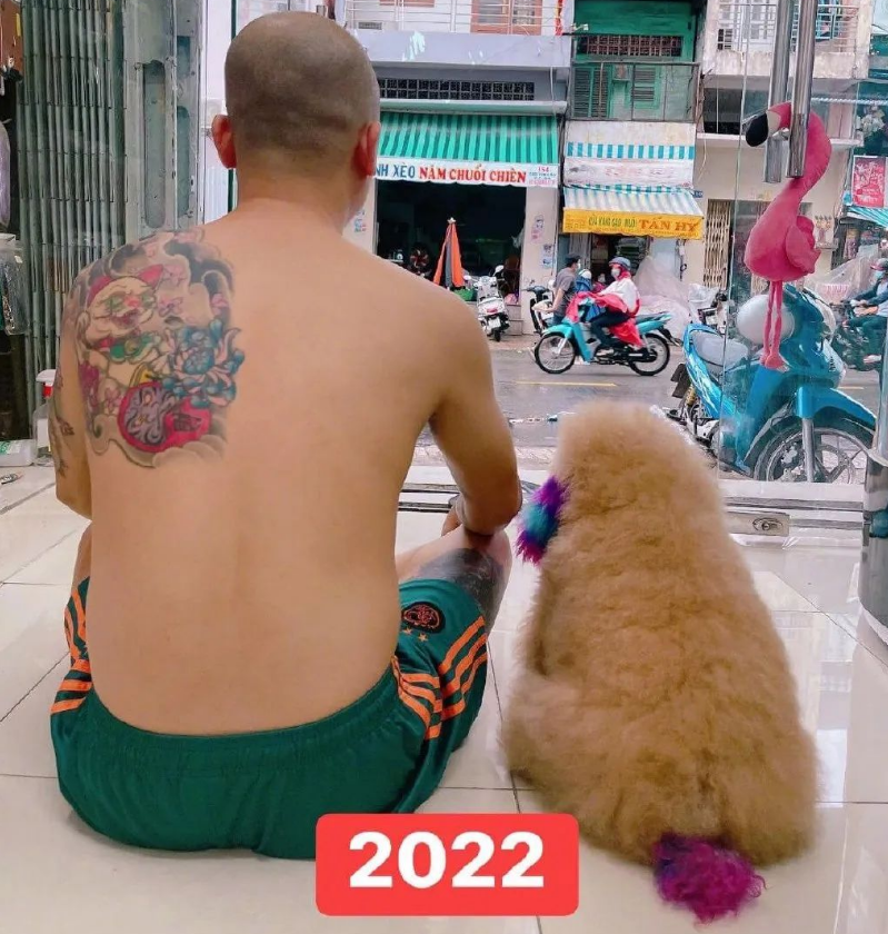 铲屎官和狗拍了6年的合照...身材同比例变宽！
