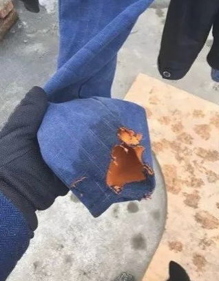 主人把二哈关在阳台上，結果中午收衣服的情况下差点儿气哭！