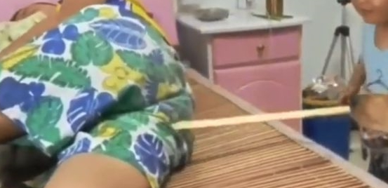 小孩子和金毛一起叫男主人醒来，金毛想想一个方法，太聪明了！