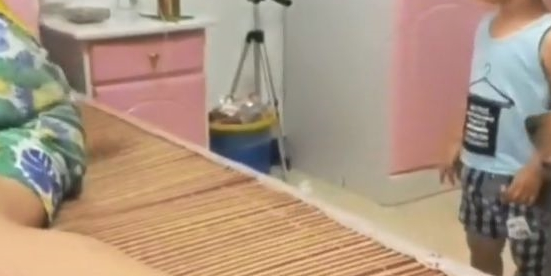 小孩子和金毛一起叫男主人醒来，金毛想想一个方法，太聪明了！