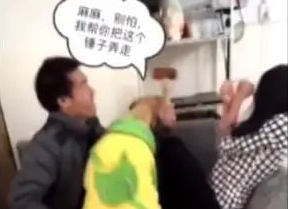 见到男主人拿锤子,一手锤向女主人,狗狗立即急了! 见到男主人拿锤子,一手锤向女主人,狗狗立即急了!