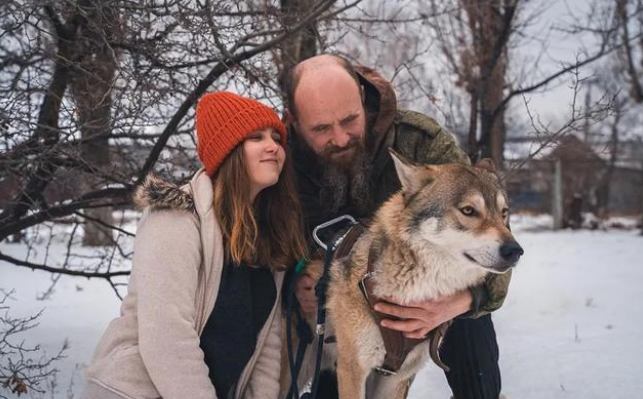 俄罗斯父女捡回一只狗，长大后发现居然是匹狼：继续当二哈养吧