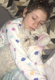 女孩受癫痫症所苦 靠爱狗帮助平安长大
