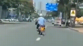 穿疑似警服的男子骑摩托车拖行小狗，到底是假无知还是真虐待？
