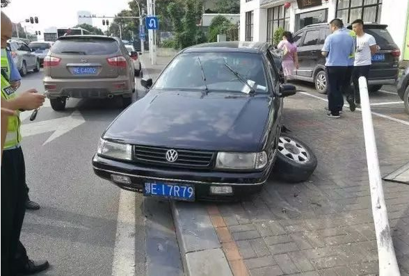 爱犬被偷去做“狗肉火锅”,主人当场发飙,开车撞爆偷狗贼! 爱犬被偷去做“狗肉火锅”,主人当场发飙,开车撞爆偷狗贼!