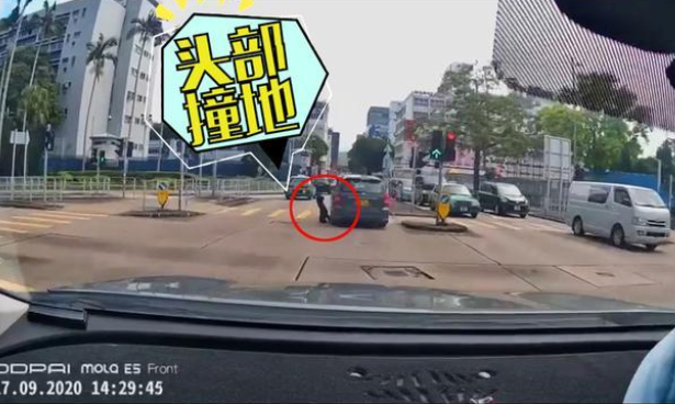 是意外还是刻意遗弃?大黑狗从行驶中车辆掉落,头部先着地 是意外还是刻意遗弃?大黑狗从行驶中车辆掉落,头部先着地