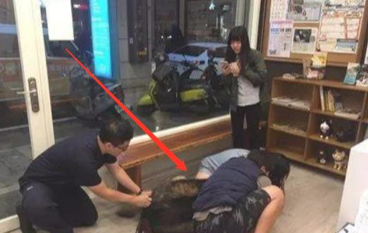 高加索犬注射不配合,2个壮男按着它,打过后狗儿急得冲大夫直叫 高加索犬注射不配合,2个壮男按着它,打过后狗儿急得冲大夫直叫