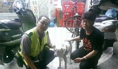 暖警陪颤抖白狗等主人 离去前它汪汪几声道谢
