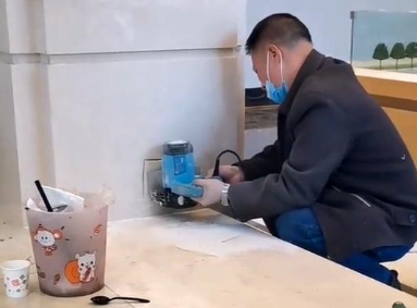 小橘猫被困柱子内,用声音求助,好心人合力营救 小橘猫被困柱子内,用声音求助,好心人合力营救