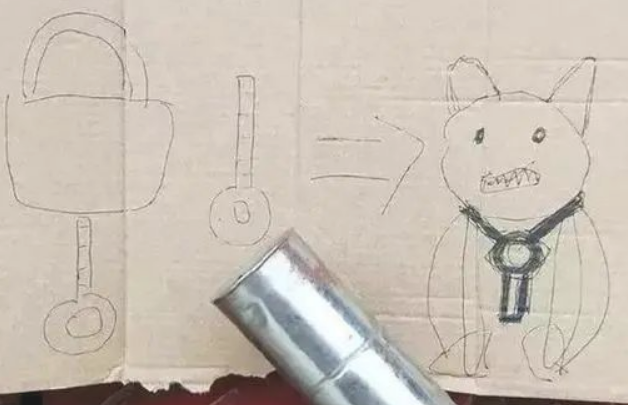 铲屎官没带钥匙受困门口，黑狗摇着小尾巴暗示着：快看我脖子
