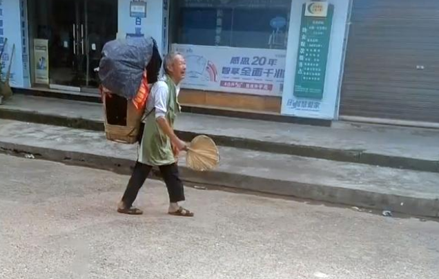 相依为命的爱犬意外走失,老人边哭边寻找:它就是我的命根子! 相依为命的爱犬意外走失,老人边哭边寻找:它就是我的命根子!