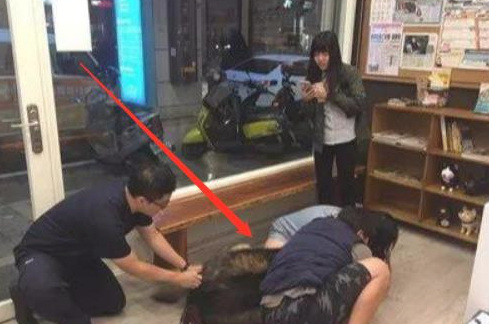 高加索犬注射不配合,2个壮男按着它,打过后狗儿急得冲大夫直叫 高加索犬注射不配合,2个壮男按着它,打过后狗儿急得冲大夫直叫