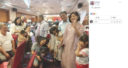 婚宴新人客人合照，狗狗倒在正中央政府搏版面，抢镜：我才算是主角！