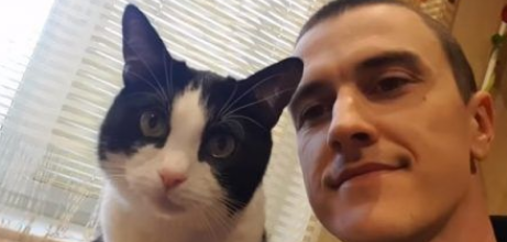和爱猫自拍合照失败？白俄罗斯猫奴分享合照妙招